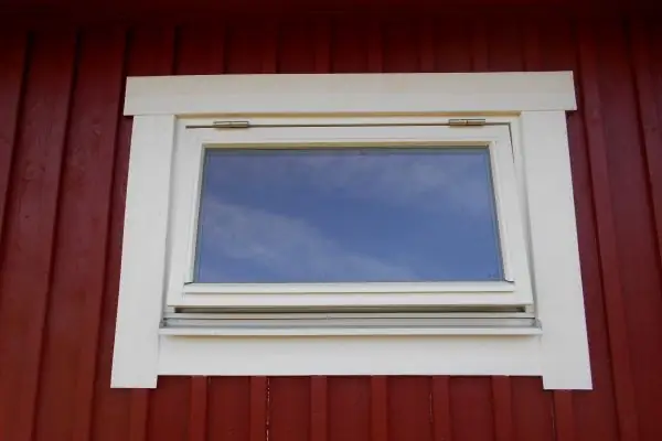 Montera dörr och fönster. Hålen är gjorda med utvändigt foder. Monteras med bifogad karmskruv.