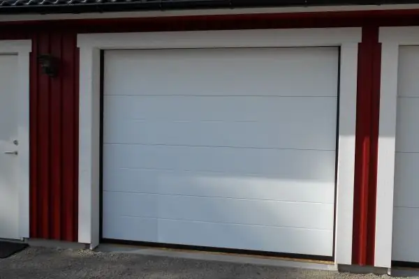 Montera takskjutportarna. Monteringsbeskrivning följer med porten.