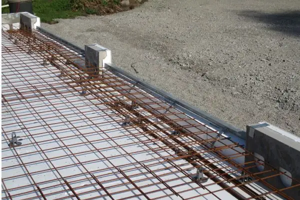 Vid porthål/dörrhål måste man skära bort L-element och syllbalk. Garagejärn ingår till porthålen eller infarten vid carport.