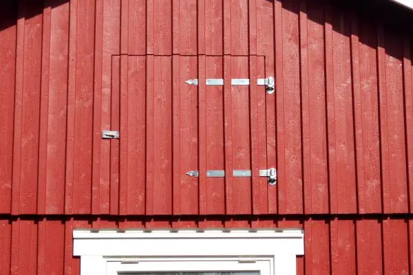Lucka på gavelspetsen är bra om man vill ha lite förvaring på loftet. Vill du ha lite ljusinsläpp så går det även att välja ett halvmåne fönster i gavelspetsen. Lucka och halvmåne går bara att sätta på våra dubbelgarage.