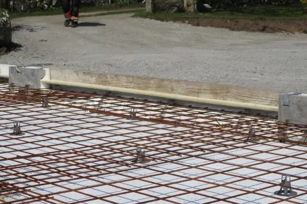 Betongen ska komma ända ut mot kanten på L-elementen.